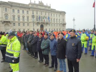 schieramento in piazza Unità a Trieste